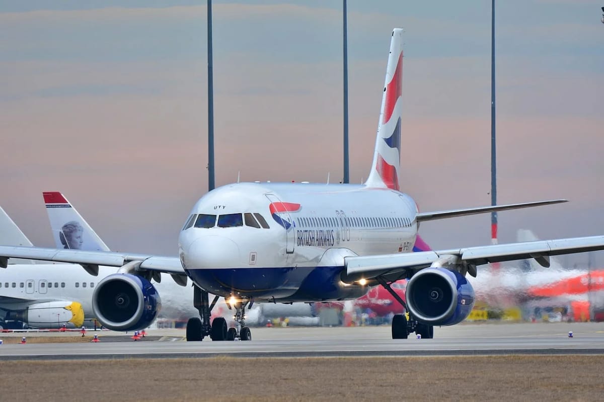 Avión de British Airways rodando por la pista del aeropuerto de Heathrow tras la reanudación de vuelos