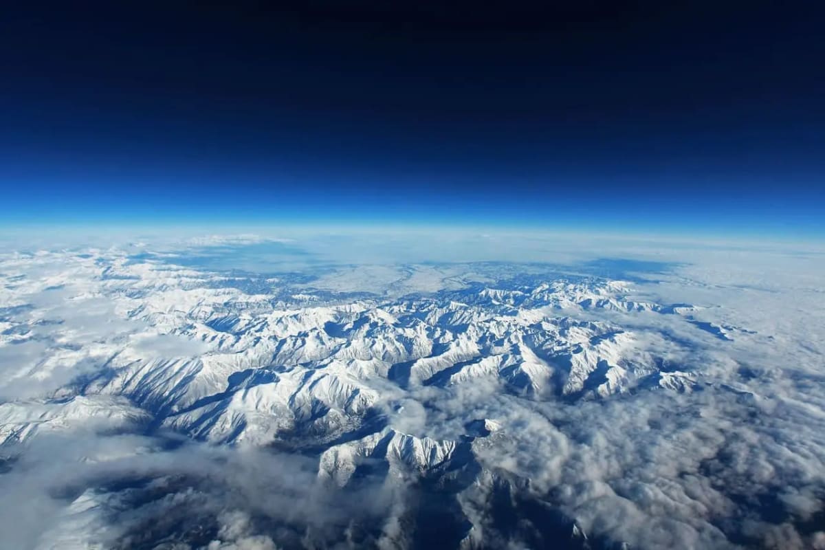 Cadena montañosa de los Pirineos vista desde el aire, con cumbres nevadas
