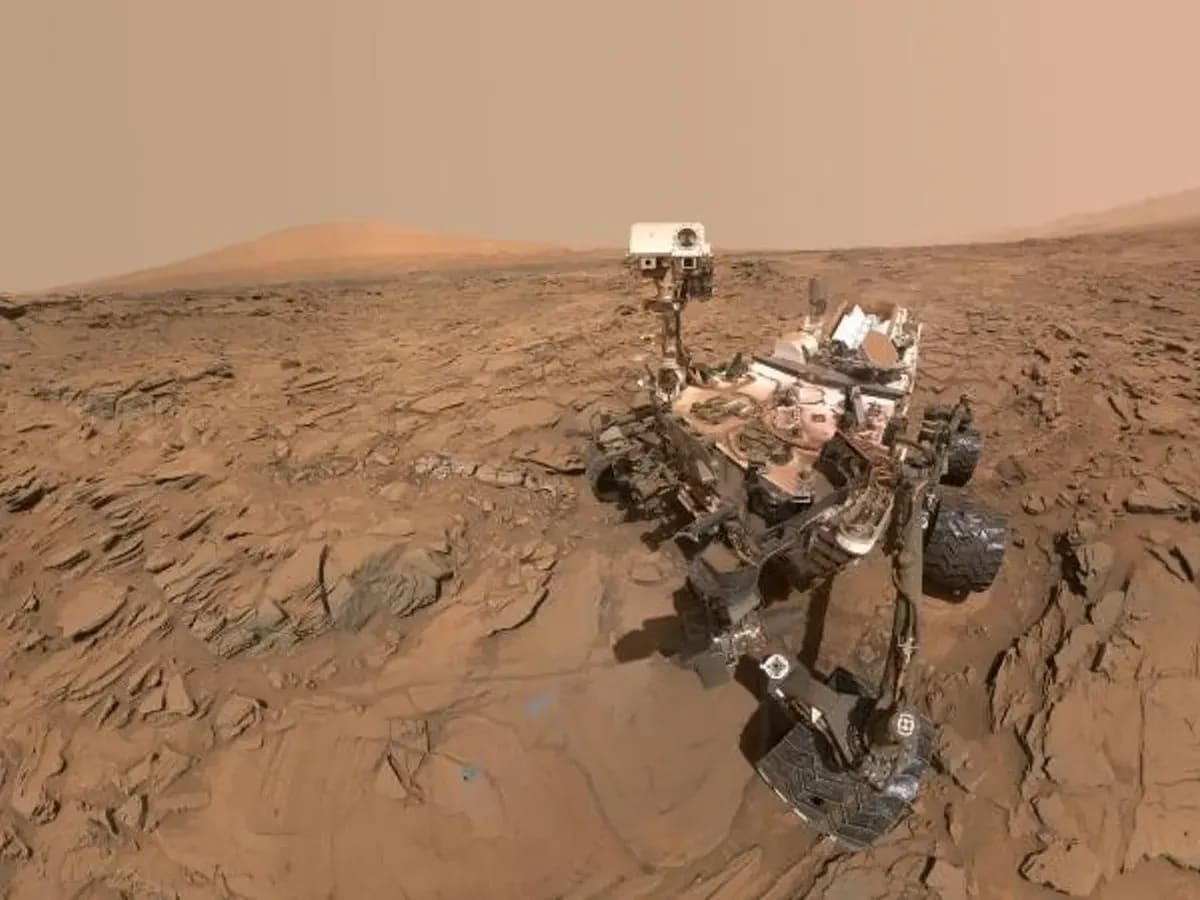 Selfie del rover Curiosity en el yacimiento Okoruso, en la Meseta de Naukluft de Marte