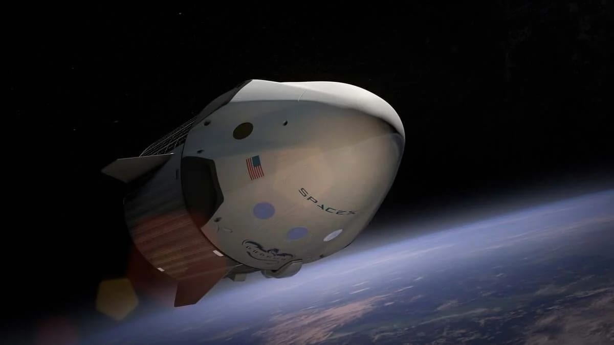 Nave espacial Dragon de SpaceX desplazándose en órbita sobre el planeta.