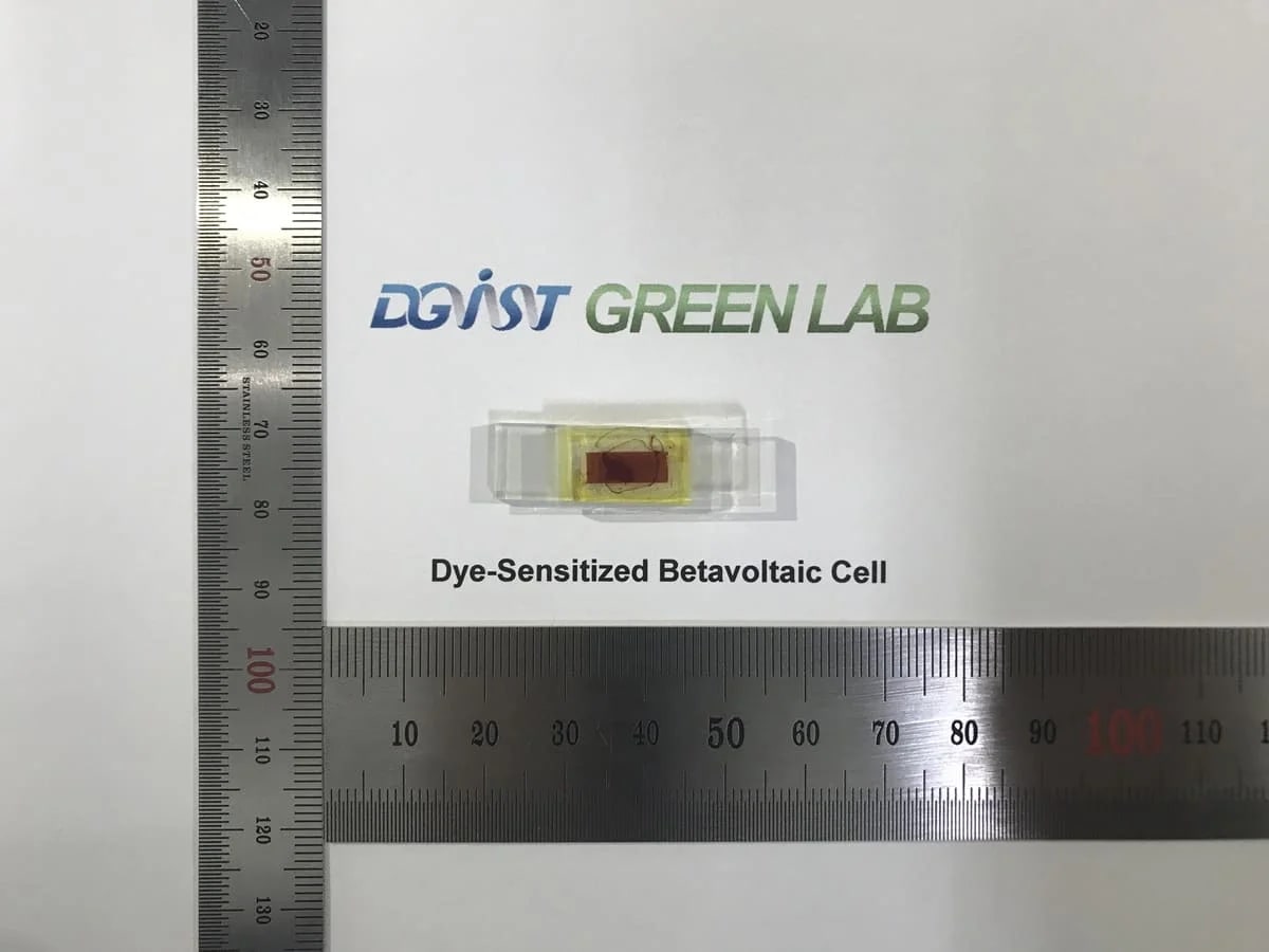 Celda betavoltaica con radiocarbono en cátodo y ánodo para mayor eficiencia energética