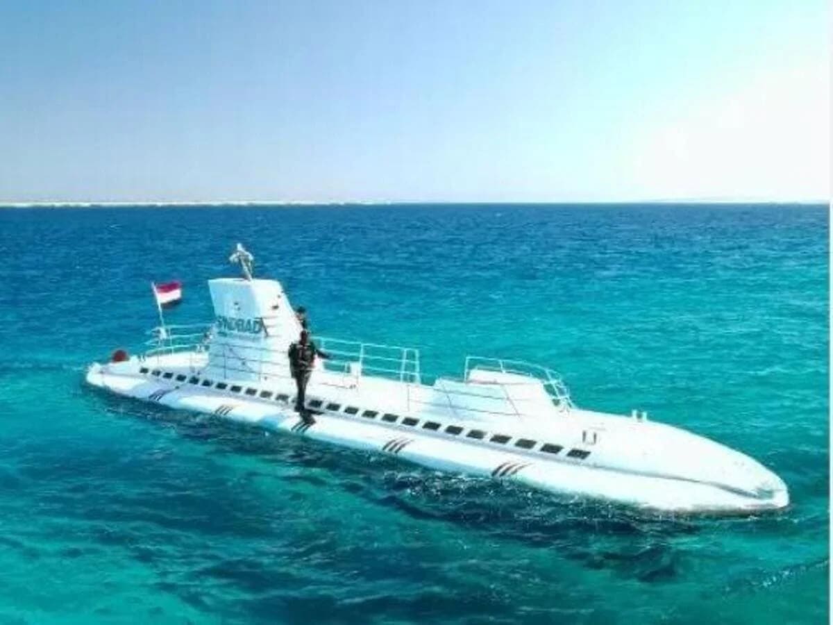 Submarino turístico Sindbad en aguas del Mar Rojo frente a la costa de Hurghada