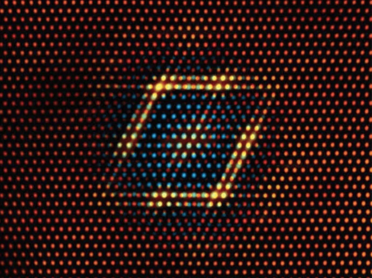 Estructura nanocristalina de la aleación Cu-3Ta-0.5Li mostrando átomos de Cu, Ta y Li.