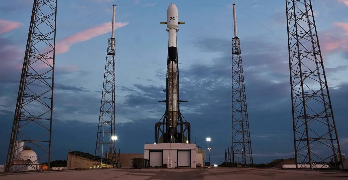 Falcon 9 de SpaceX en la plataforma de lanzamiento SLC-40 en Cabo Cañaveral