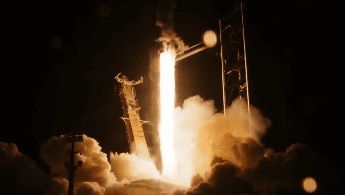 Cohete Falcon 9 despegando con la nave Dragon de la misión Fram2 hacia la órbita polar