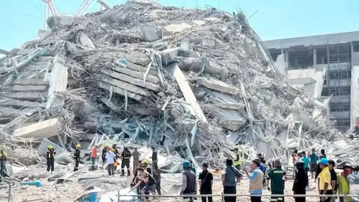 Vista aérea de los daños causados por el terremoto en Myanmar con estructuras derrumbadas y zonas inundadas