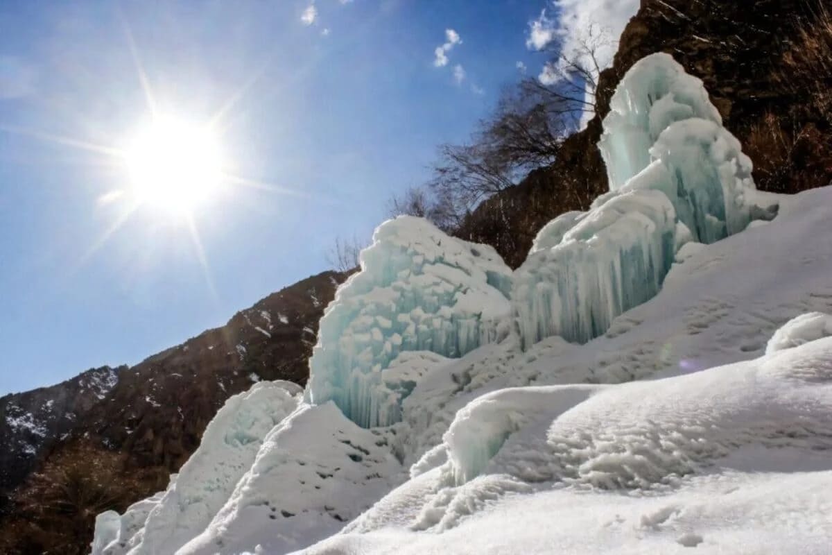 Torres de hielo en forma de estupas budistas construidas como glaciares artificiales en Pakistán bajo el sol invernal