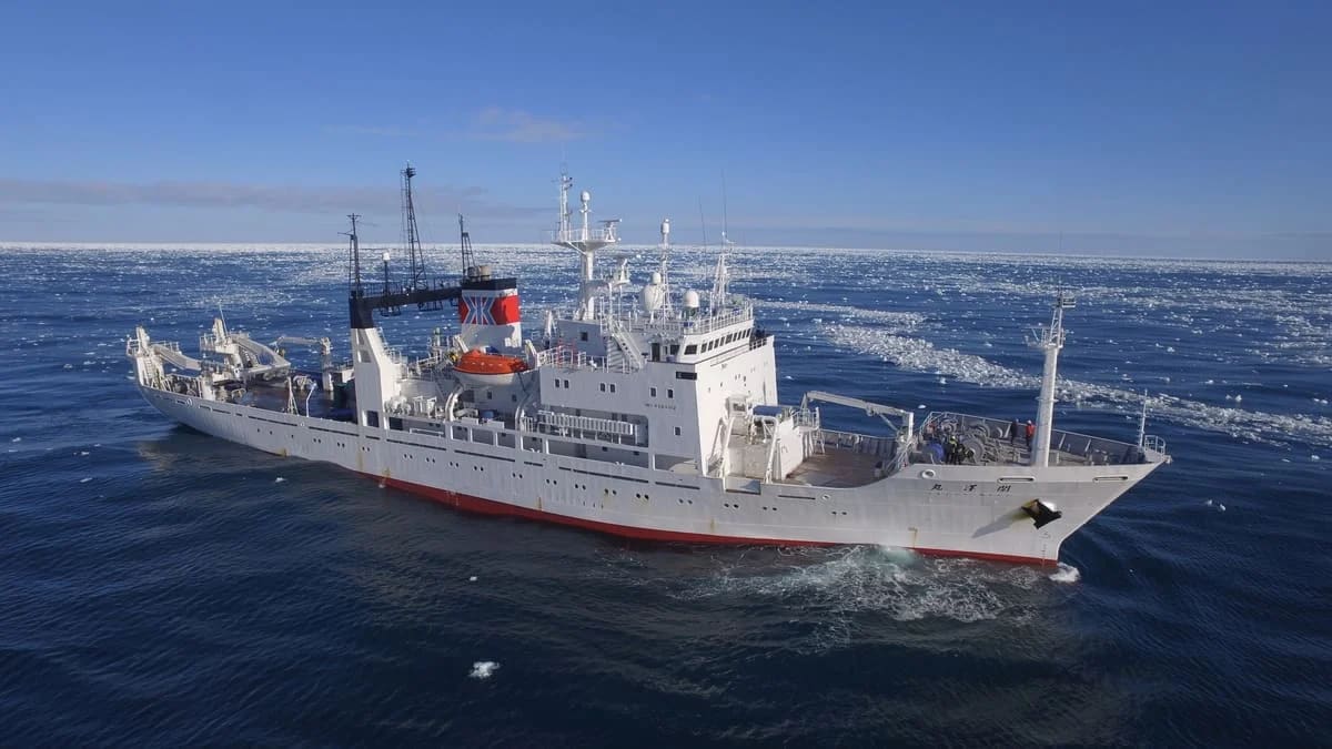 Buque japonés Kaiyo-maru navegando en aguas del Océano Austral durante una misión científica
