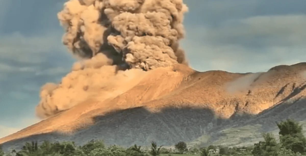 Erupción del volcán Kanlaon en Filipinas lanzando una gran columna de cenizas