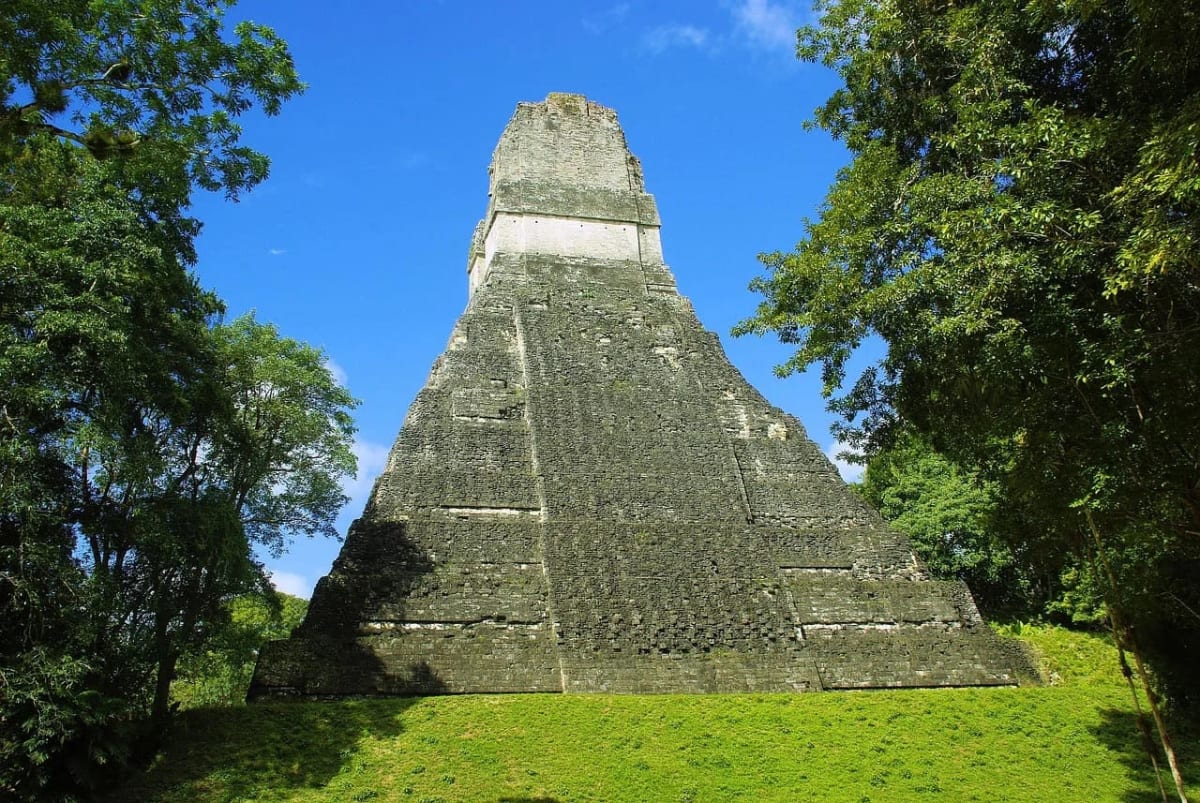 Vista frontal de un templo maya en Tikal, Guatemala