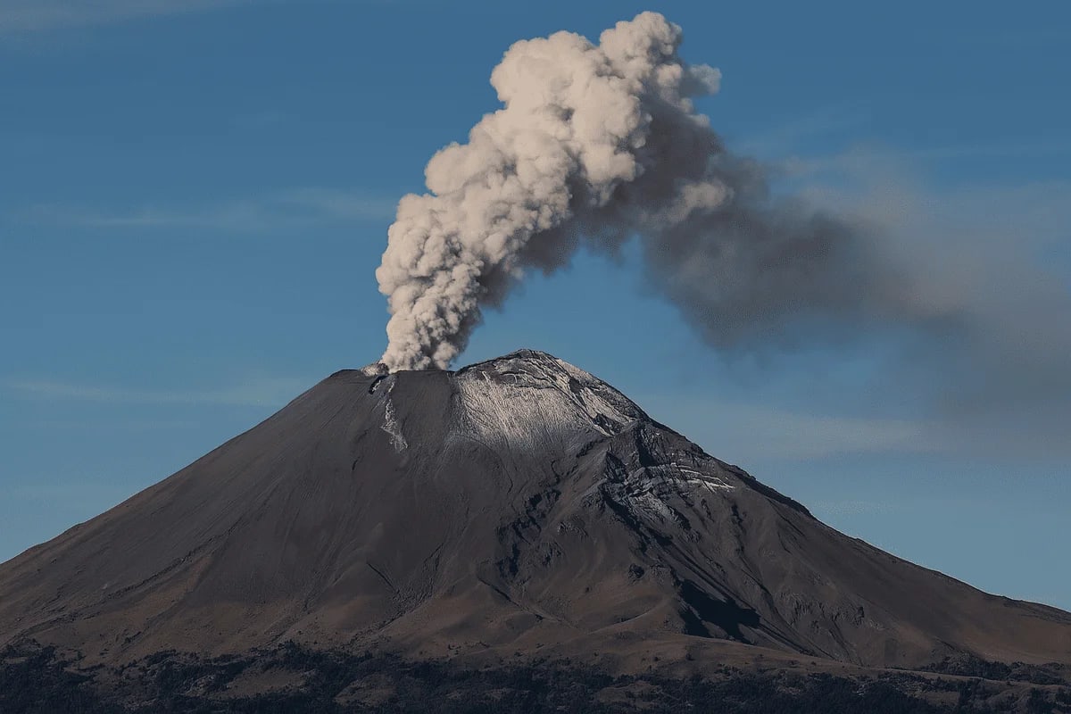 Imagen del cráter del volcán Popocatépetl emitiendo una densa columna de humo