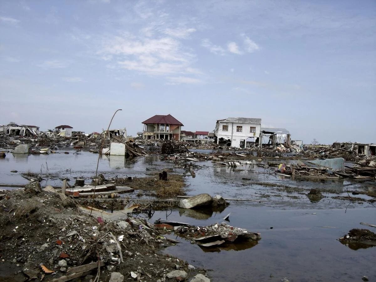 Inundaciones y destrucción en Aceh tras el tsunami de diciembre de 2004