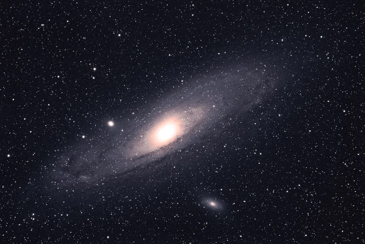 Imagen de la galaxia de Andrómeda (M31) en alta resolución, captada desde la Tierra, mostrando su núcleo brillante y brazos espirales.