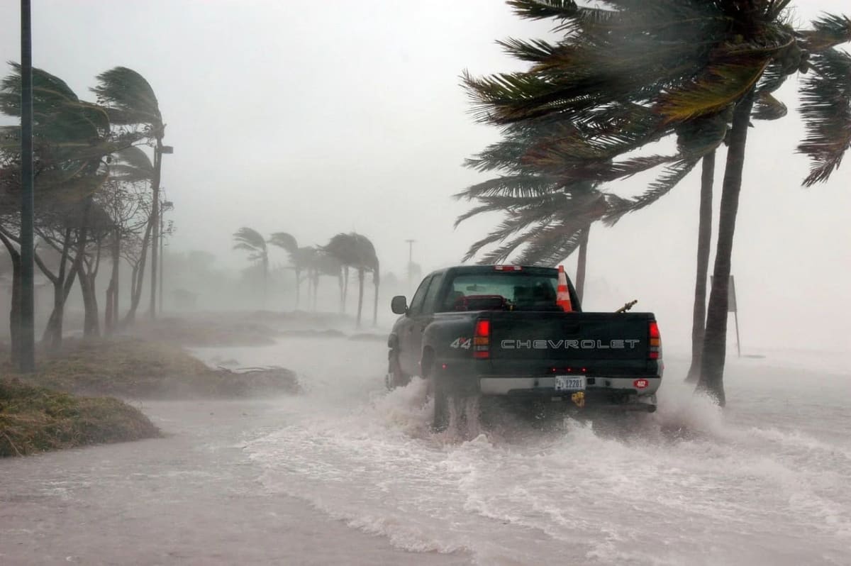 Camioneta Chevrolet circulando por una calle inundada durante un huracán en Key West, Florida
