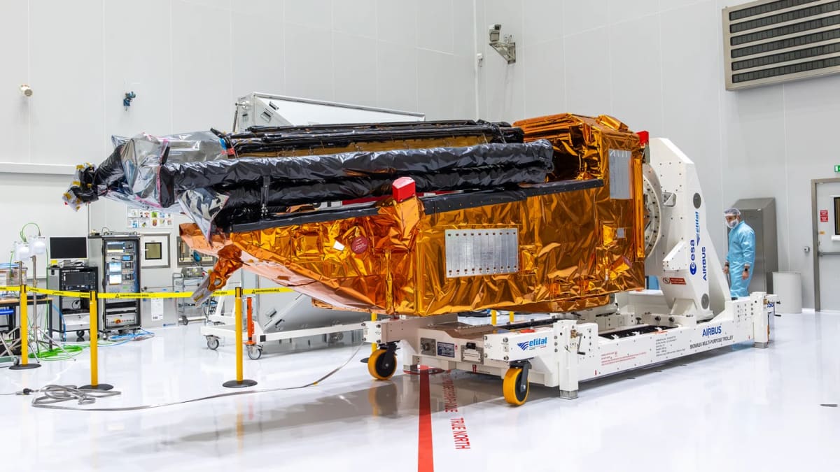 Satélite Biomass de la ESA, preparado en sala blanca para su lanzamiento