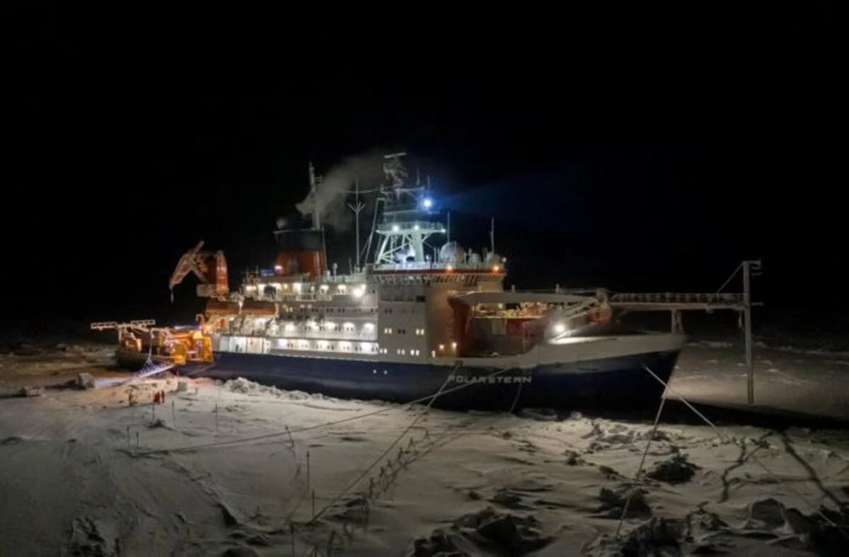 El rompehielos alemán Polarstern amarrado a un témpano durante la noche polar