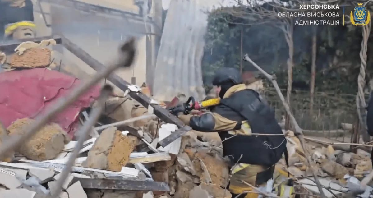 Bombero ucraniano trabajando entre escombros tras un ataque ruso en Jersón.