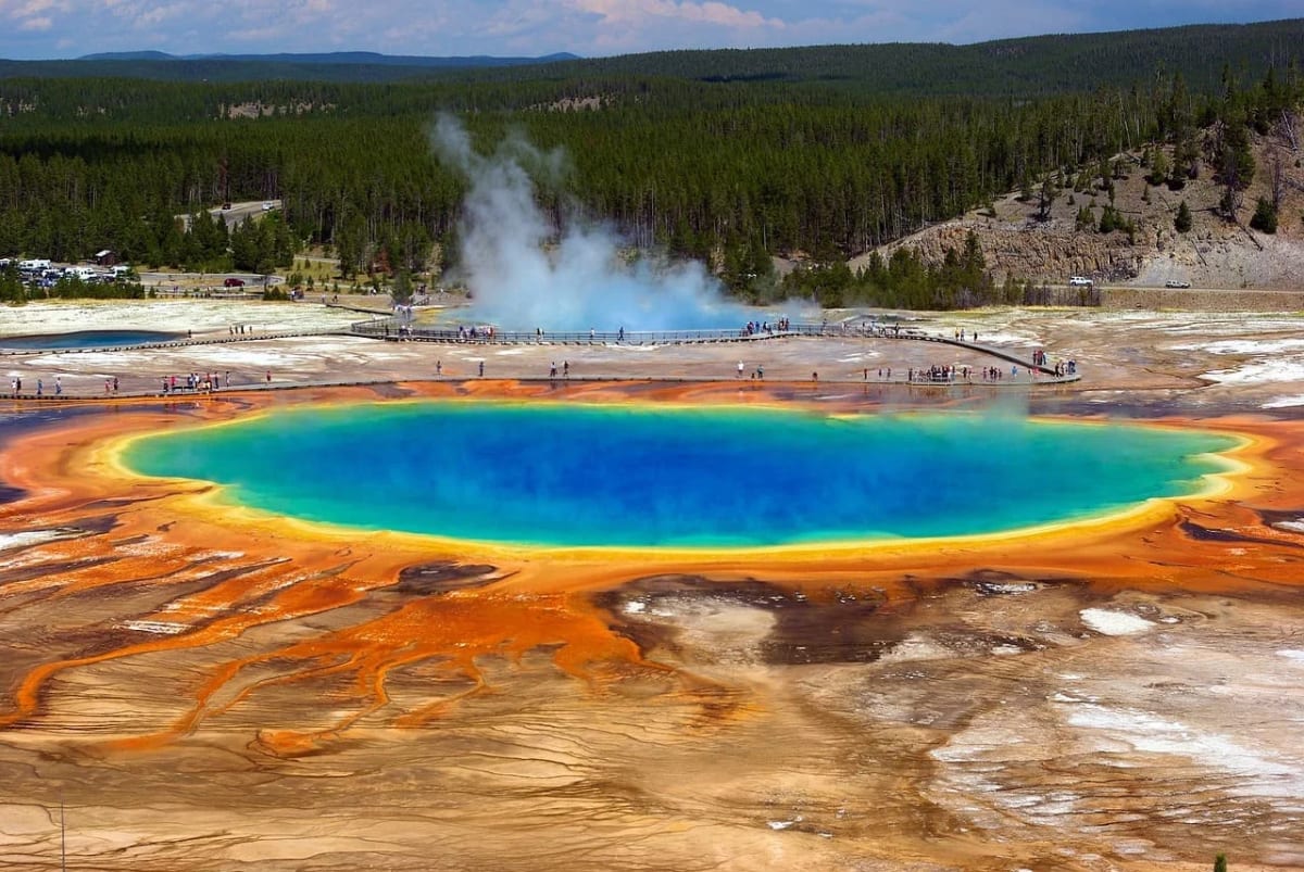 Vista aérea del Grand Prismatic Spring en el Parque Nacional de Yellowstone, con sus característicos anillos de colores