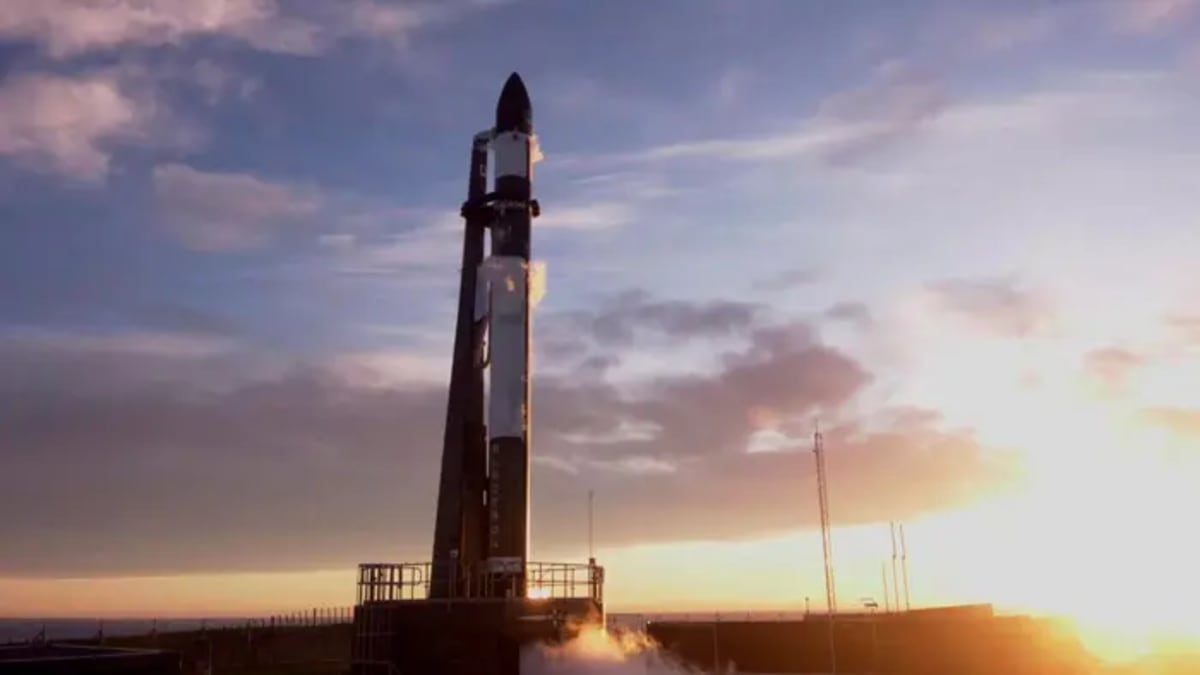 Cohete Electron de Rocket Lab en posición vertical antes del despegue