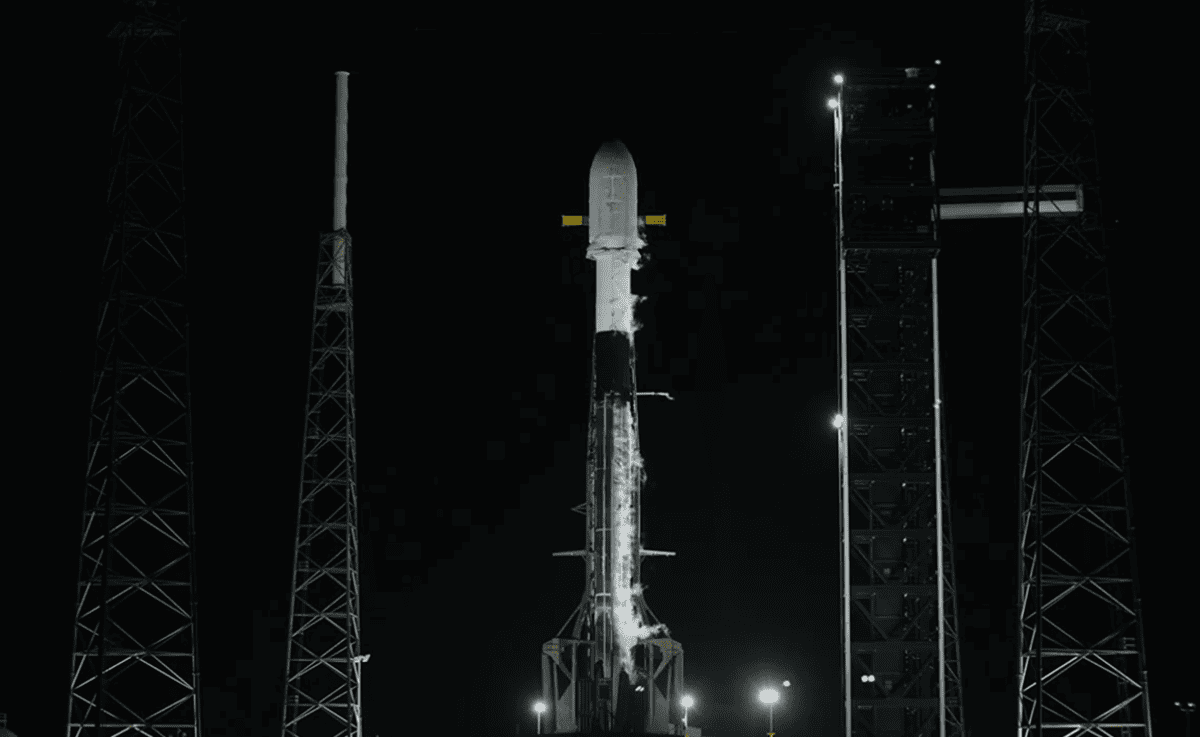 Cohete Falcon 9 de SpaceX en la plataforma SLC-40 listo para lanzar la misión Bandwagon-3 desde Cabo Cañaveral