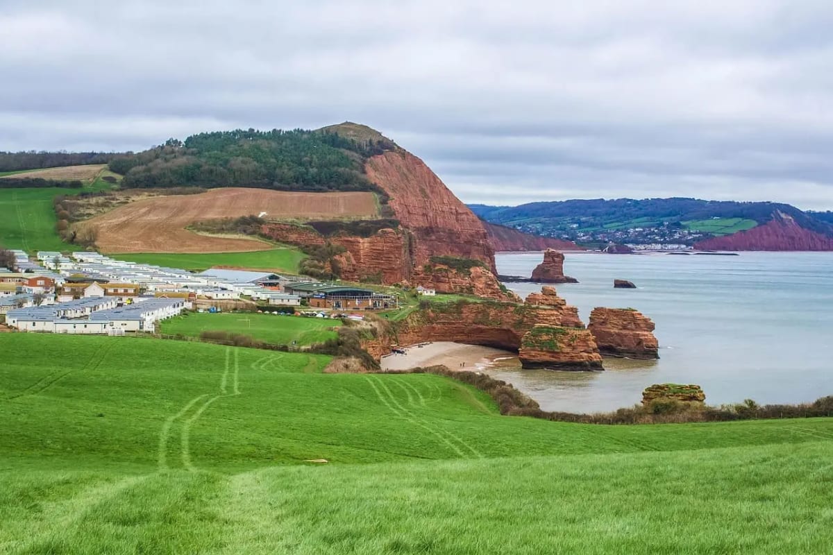 Vista de la costa de Devon, Inglaterra, cerca de áreas potencialmente afectadas por la contaminación con PFAS