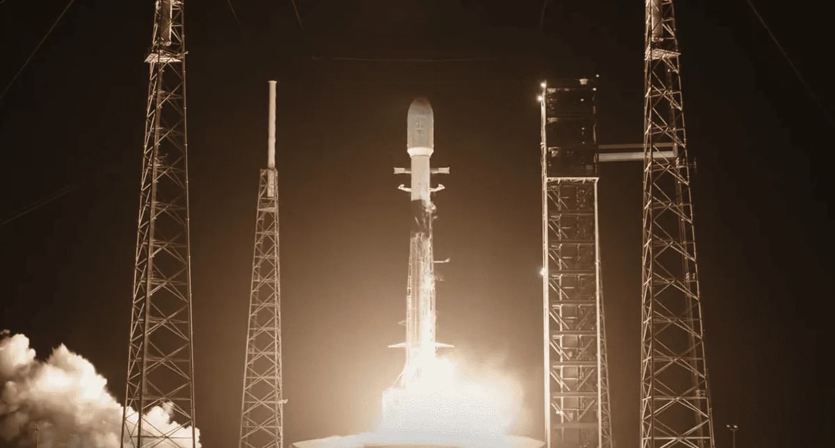 Lanzamiento nocturno del cohete Falcon 9 desde Cabo Cañaveral con la misión Bandwagon-3