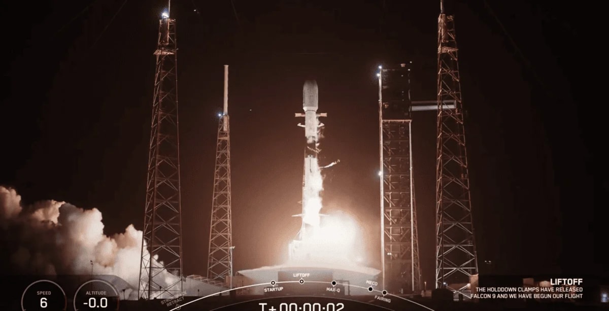 Lanzamiento nocturno del cohete Falcon 9 de SpaceX desde Cabo Cañaveral, en la misión Bandwagon-3 del 21 de abril de 2025.