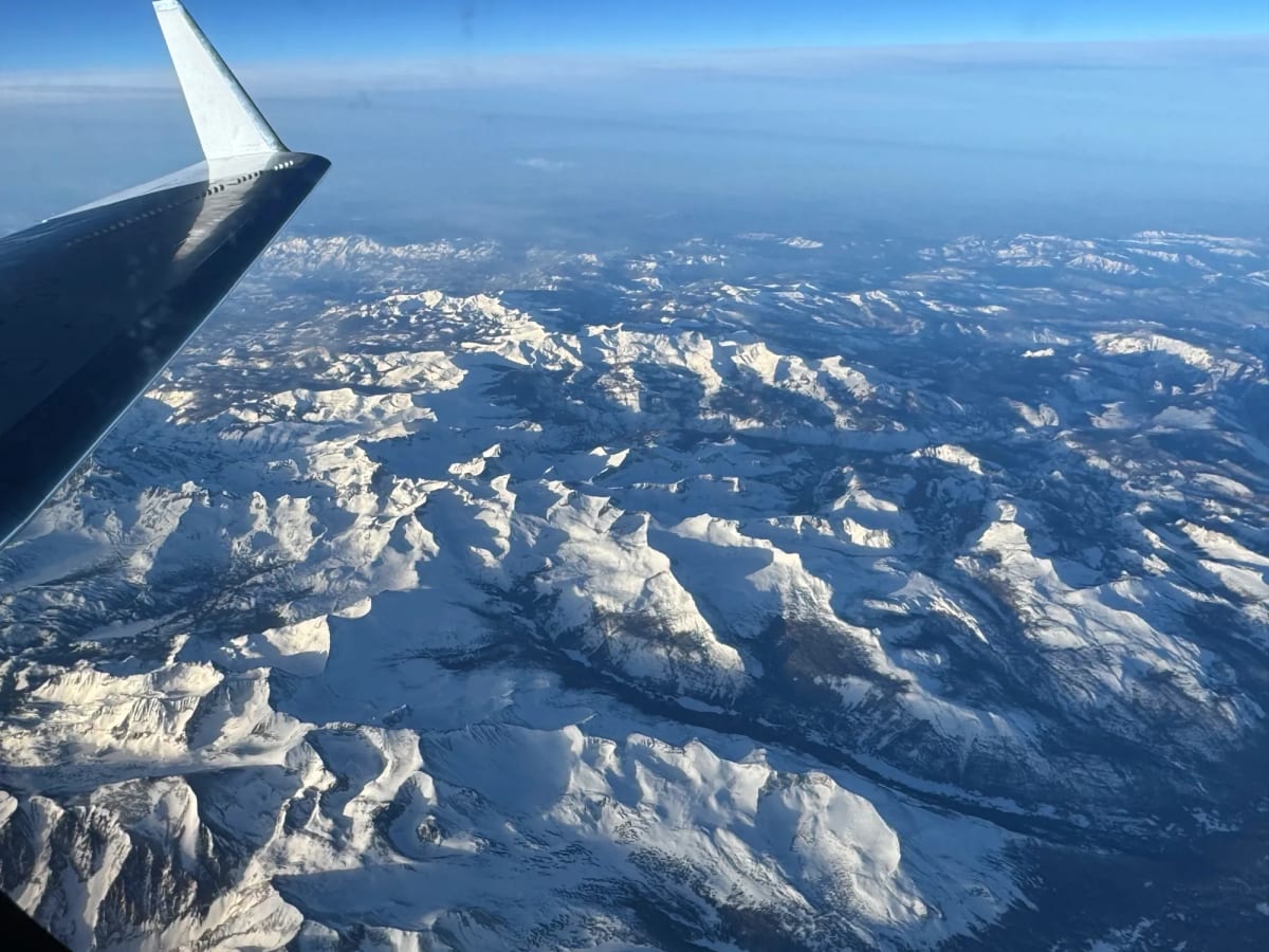 Vista aérea de la Sierra Nevada cubierta de nieve desde el ala de un avión de la NASA.