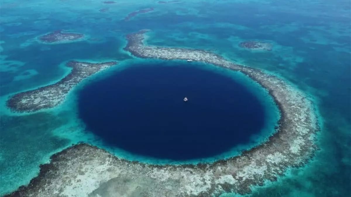 Vista aérea del Gran Agujero Azul en Belice, archivo natural de tormentas
