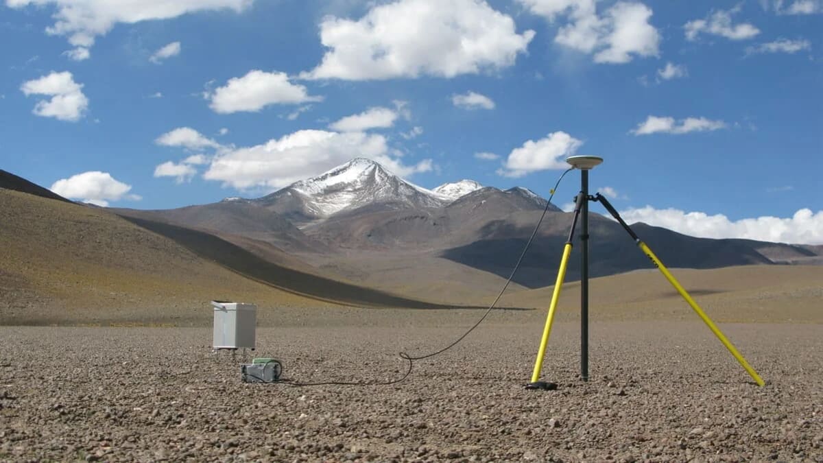 Estación de gravímetro y GPS frente al Cerro Uturuncu, Bolivia.