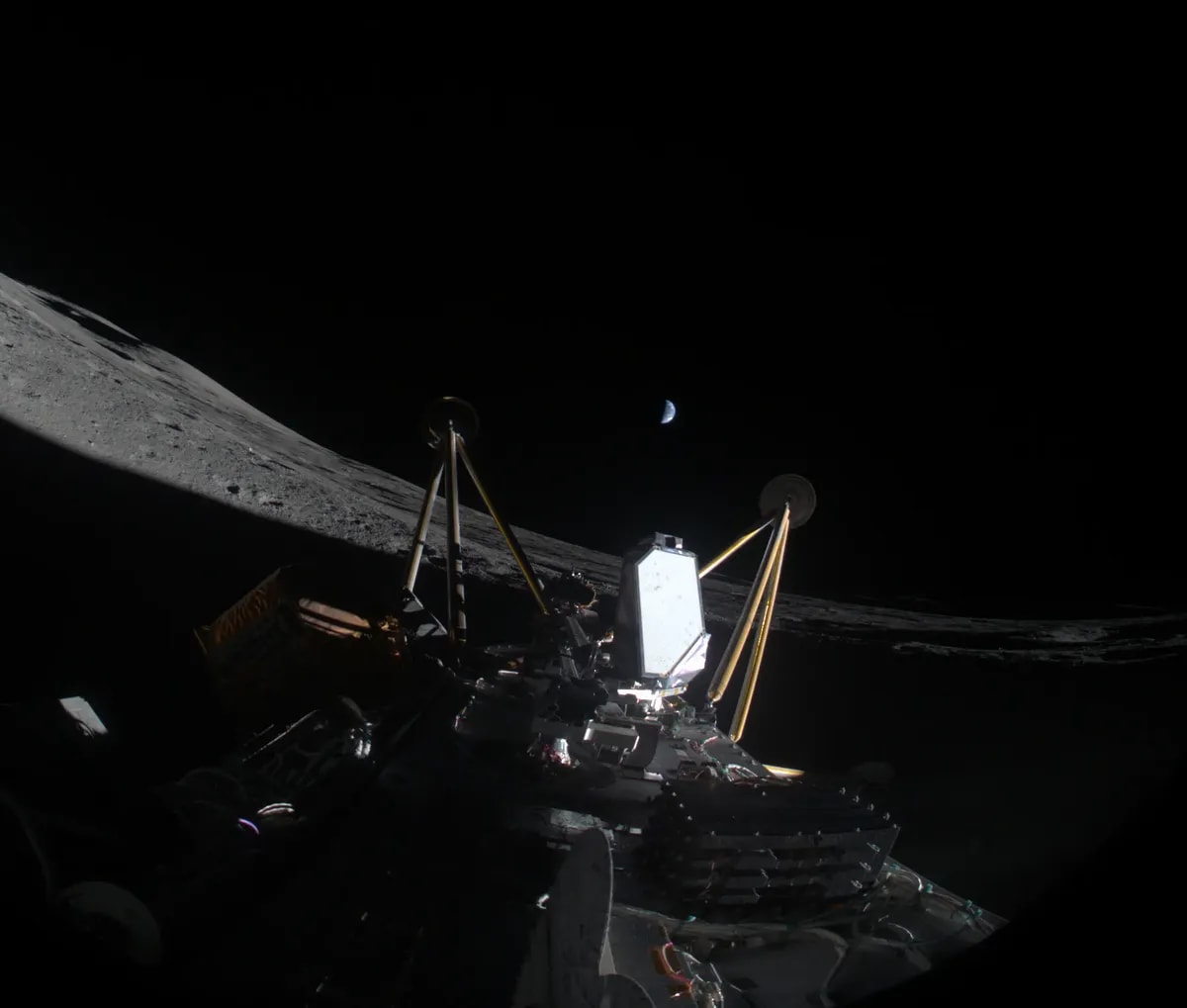 Vista del módulo lunar IM-2 volcado en la superficie de la Luna con el taladro PRIME-1 desplegado entre sus patas, captada tras el aterrizaje cerca del polo sur.