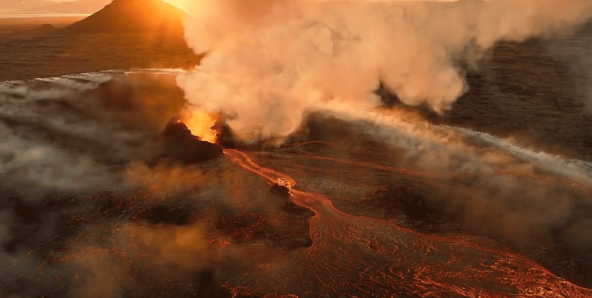 Erupción volcánica en Islandia con río de lava al atardecer