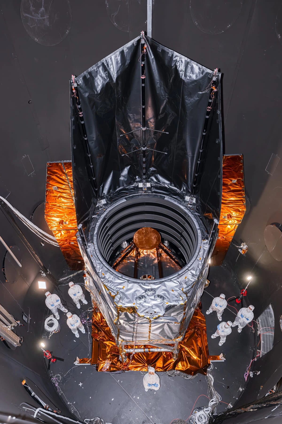 Mitad del telescopio Nancy Grace Roman desplegado en cámara térmica para pruebas ambientales en Goddard, NASA