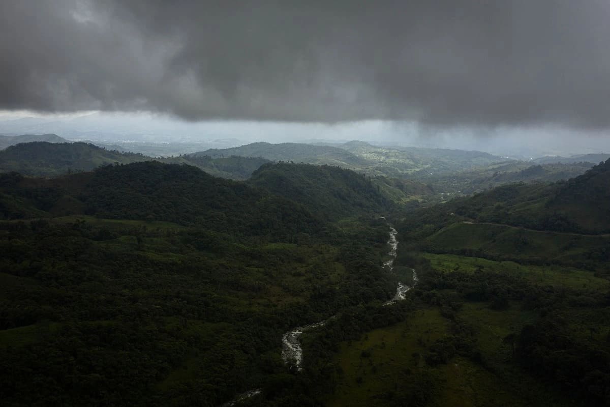 Cielo nublado sobre la selva amazónica en una zona montañosa