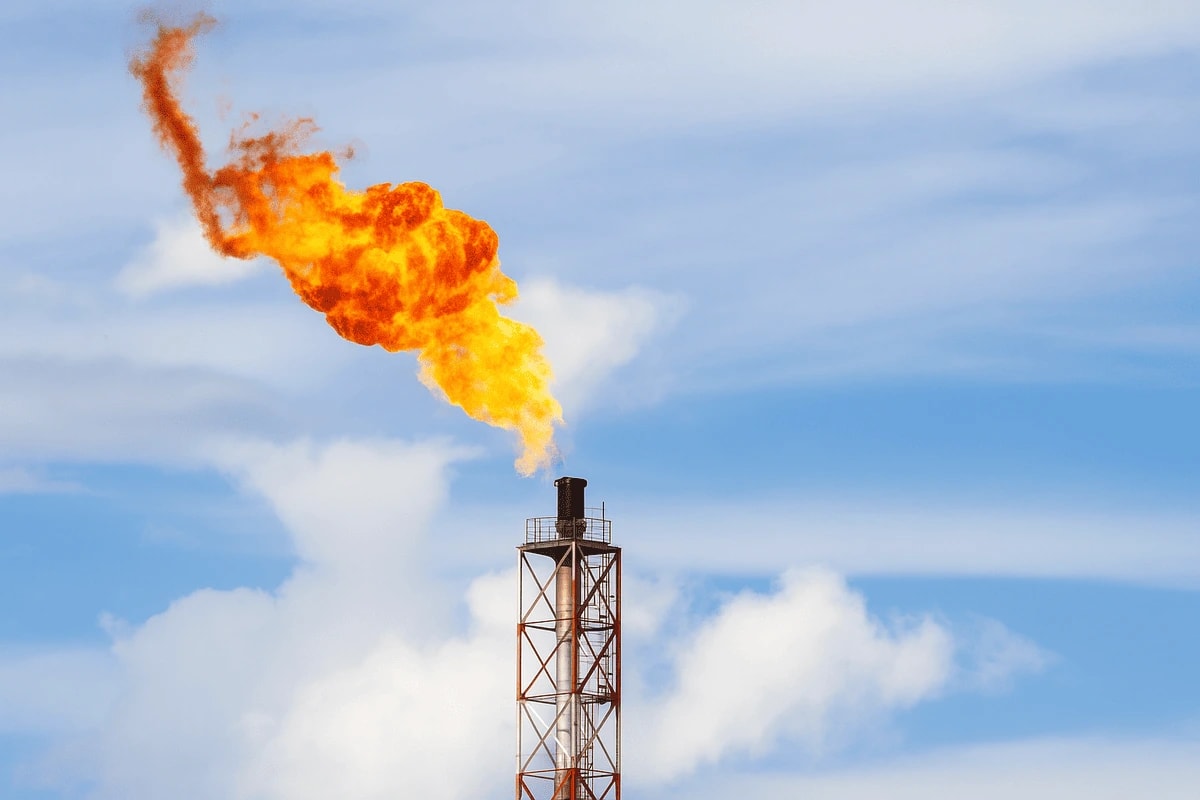 Llamas intensas durante la quema de metano