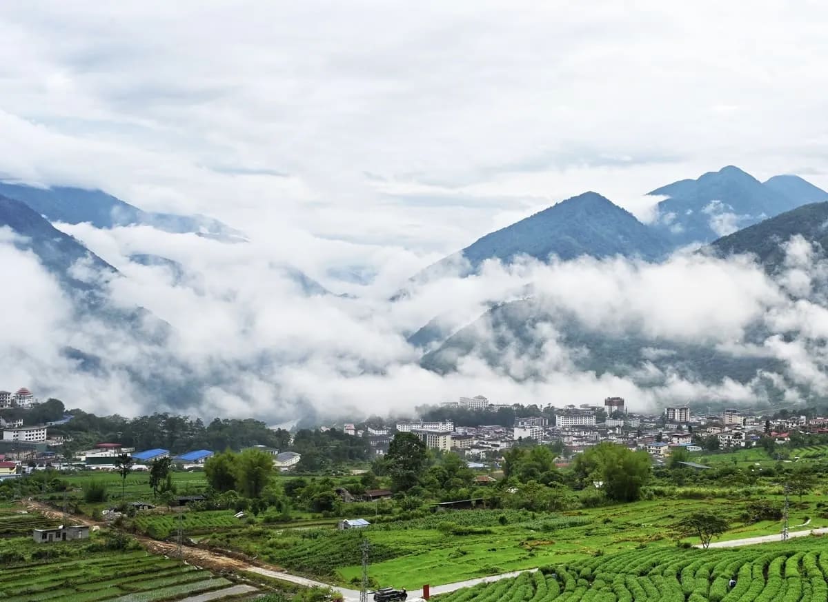 Condado de Medog entre nubes y montañas en la meseta Qinghai-Tíbet