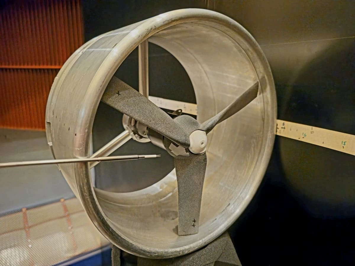 Ventilador entubado instalado junto a una superficie curva para experimentos de ruido aerodinámico