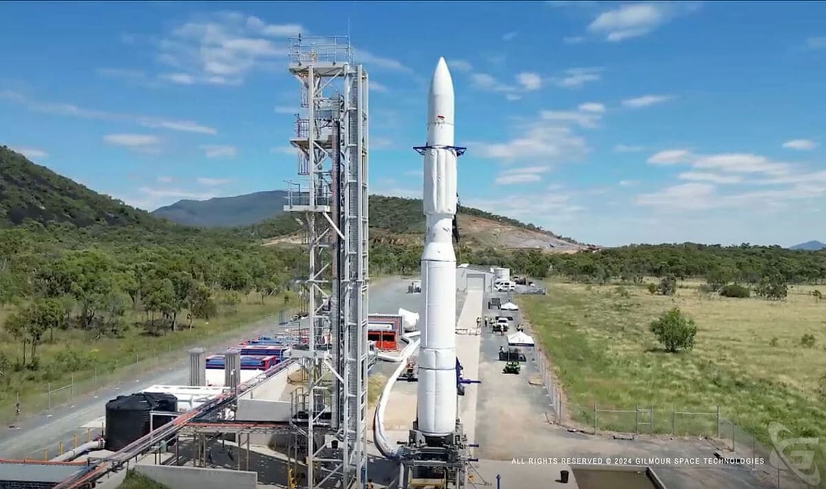 Cohete Eris de Gilmour Space en posición vertical en la plataforma de lanzamiento