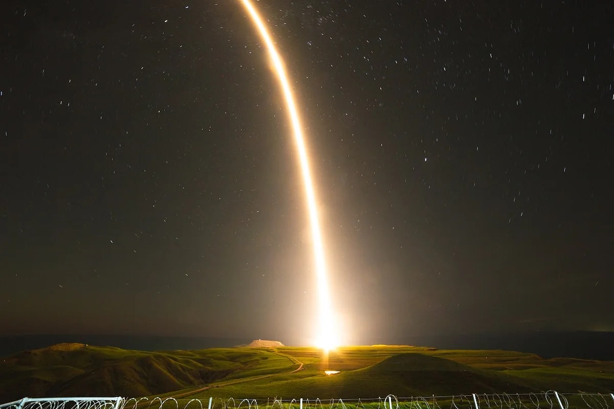 lanzamiento nocturno de un cohete Electron