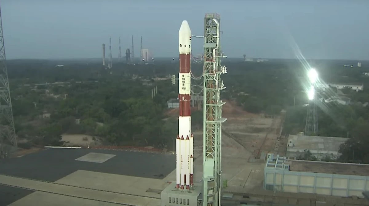 Cohete PSLV-C61 de la India en la plataforma de lanzamiento, 18 de mayo de 2025