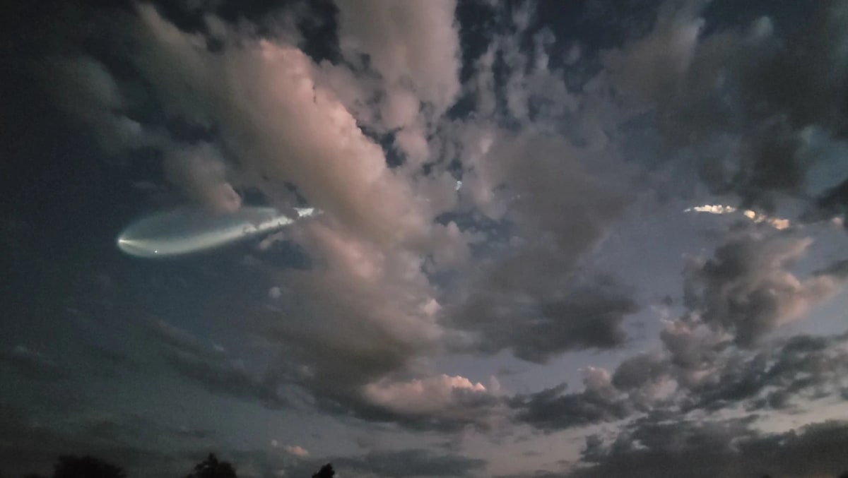 Lanzamiento del cohete Falcon 9 visto desde un parque en el condado de Ventura