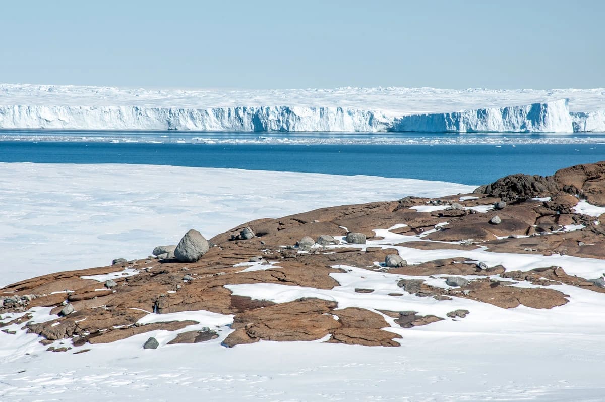 Vista hacia el lecho rocoso al final del glaciar Vanderford en la Antártida Oriental