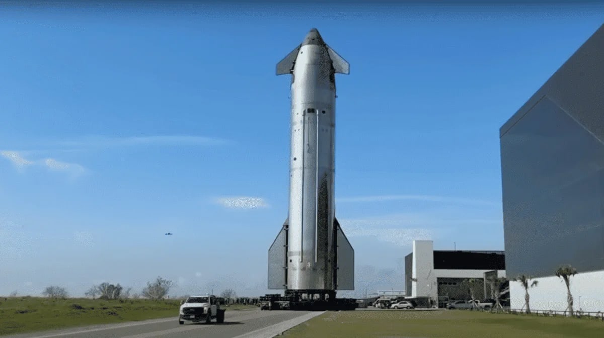 Cohete Starship de SpaceX en la plataforma de lanzamiento al atardecer.