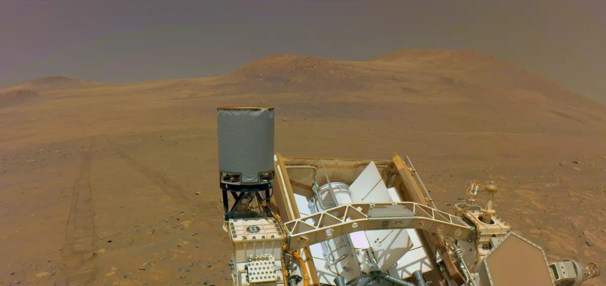 El rover Perseverance de la NASA deja sus huellas en el suelo rojizo de Marte.