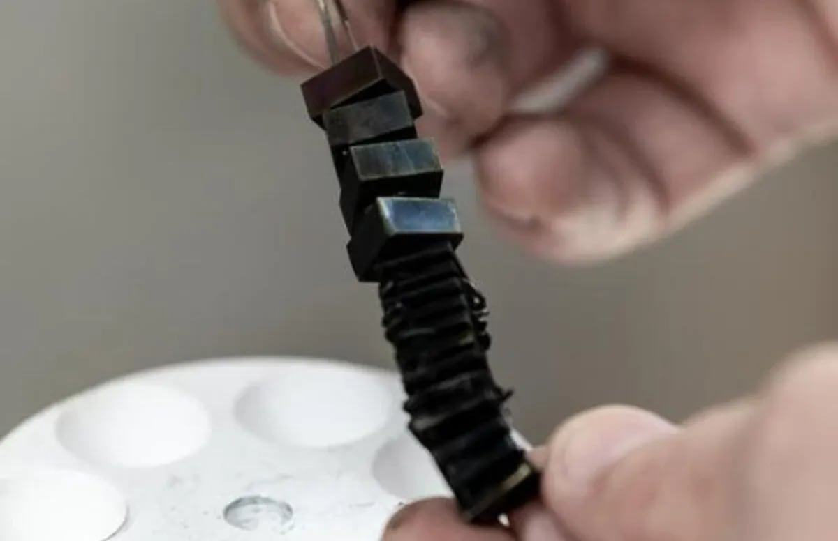 Muestras de aleación de níquel después de pruebas extremas de temperatura y presión en el SwRI