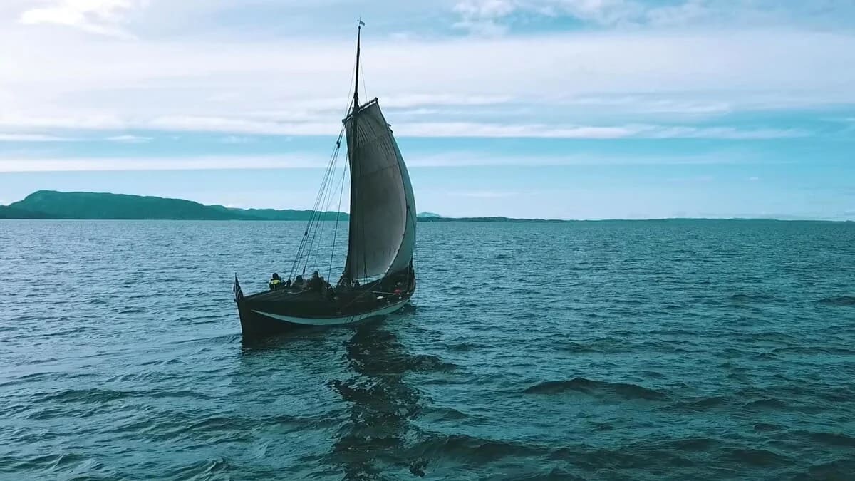 Tripulación a bordo de un faering enfrentando vientos fríos y condiciones adversas en el norte de Noruega