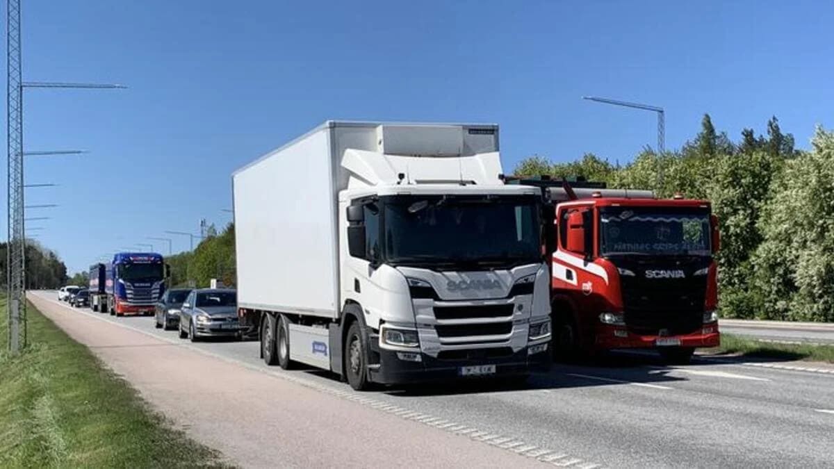 Camiones eléctricos en carretera, parte de una nueva cadena logística sostenible.