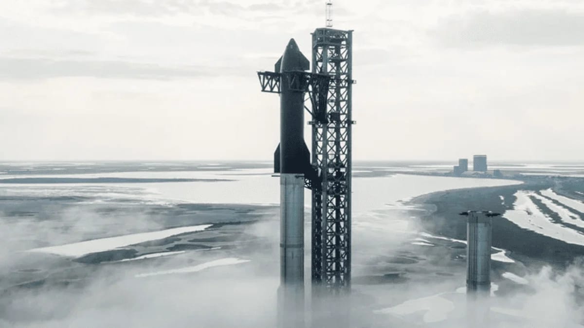 Starship lista en la plataforma de lanzamiento