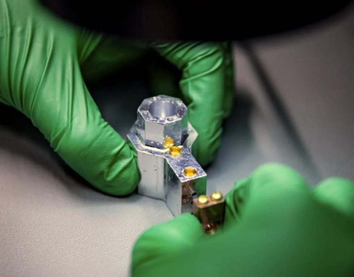 Cúbit bosónico de Nord Quantique fabricado en aluminio con cavidades de frecuencias distintas