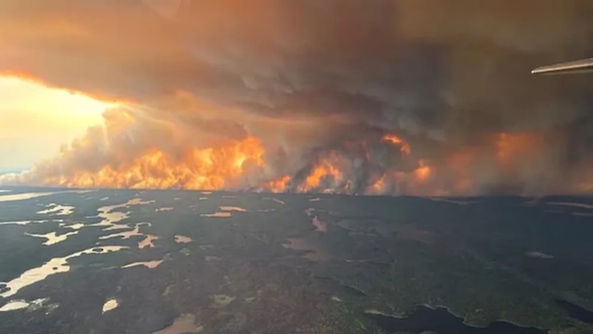 Incendios forestales avanzan sobre la región de Manitoba, Canadá, bajo una densa nube de humo